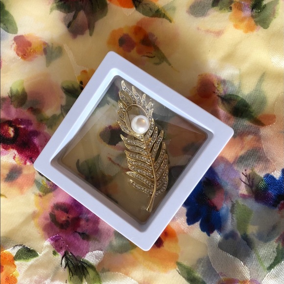 🌸🌸 New Brooch in box - Picture 3 of 8